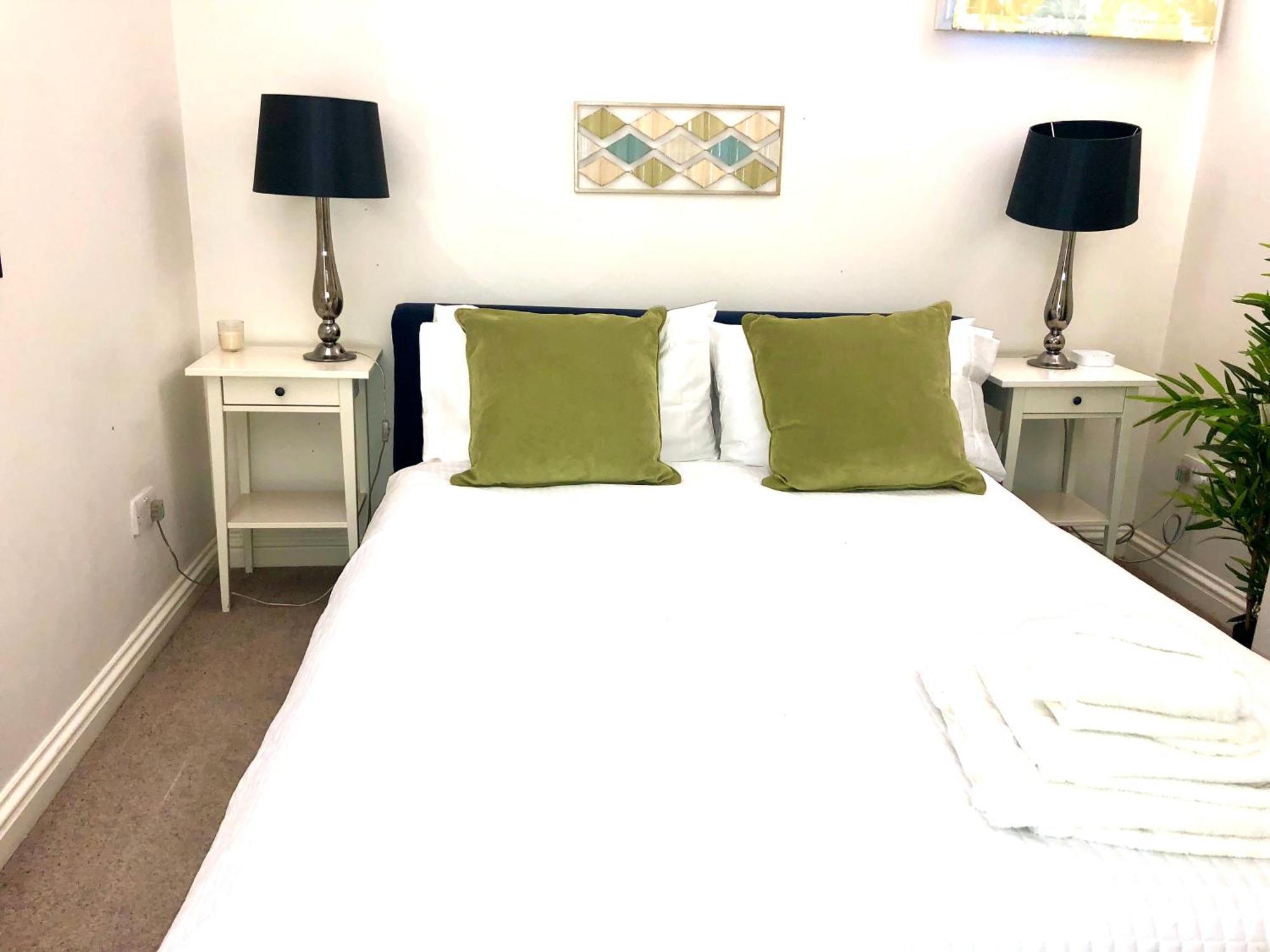 Luxury Apartment In The Heart Of Бат Екстер'єр фото